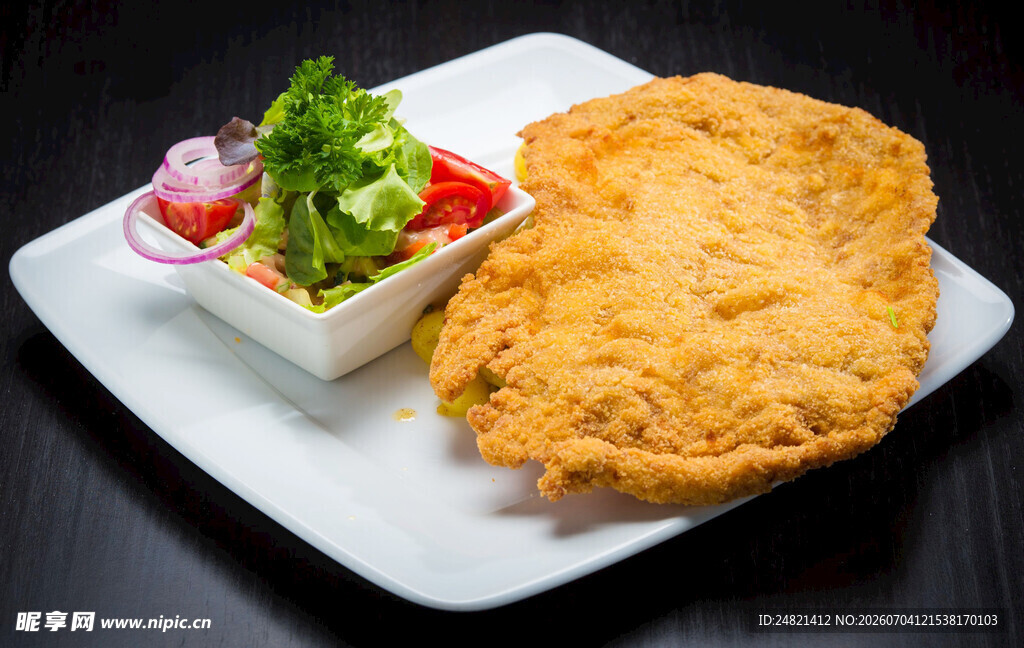 香酥炸鸡排配新鲜蔬菜