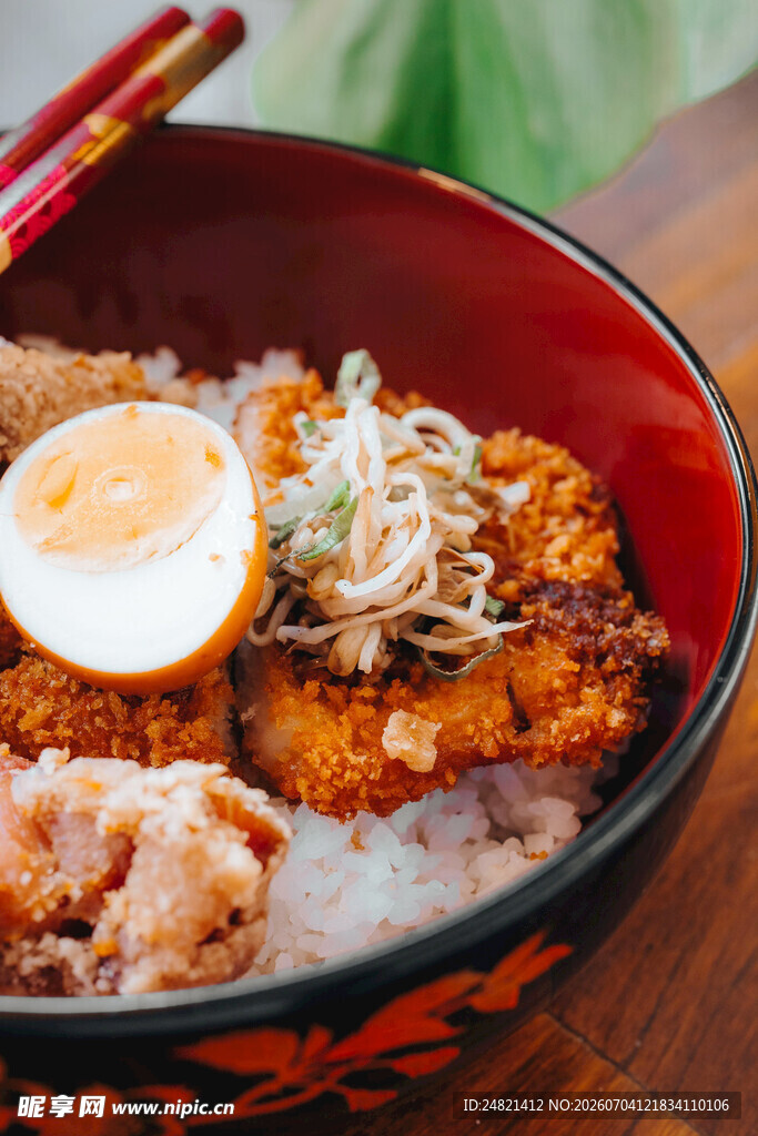 日式炸猪排盖饭美食图
