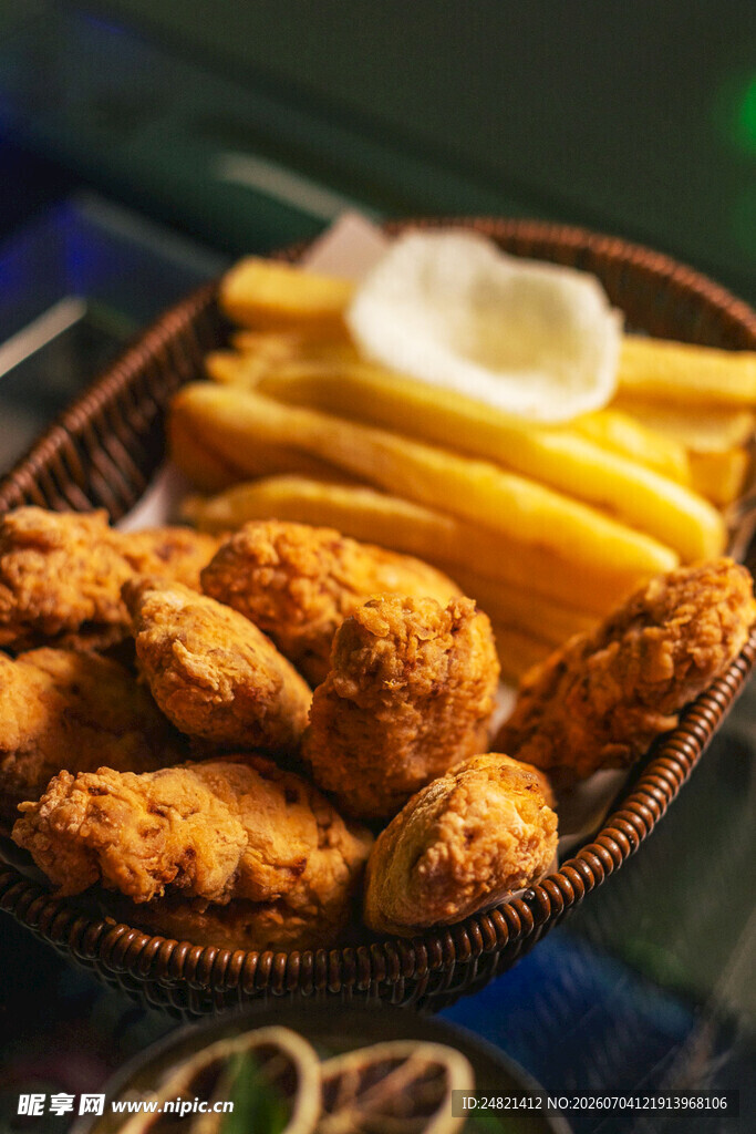 美味炸鸡配薯条