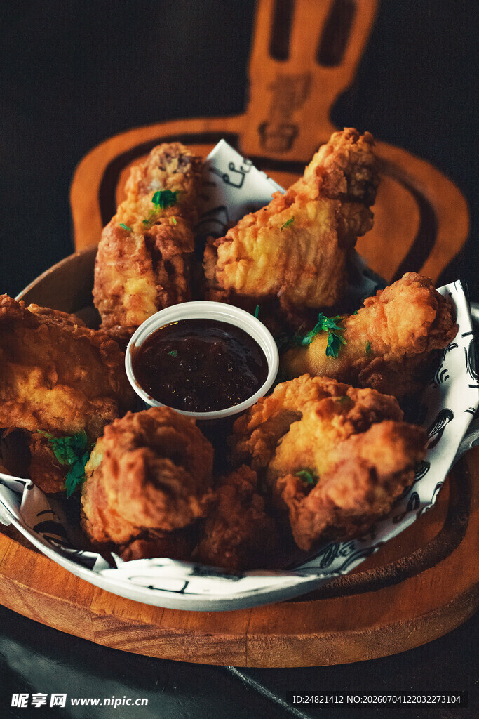 美味炸鸡翅配蘸料