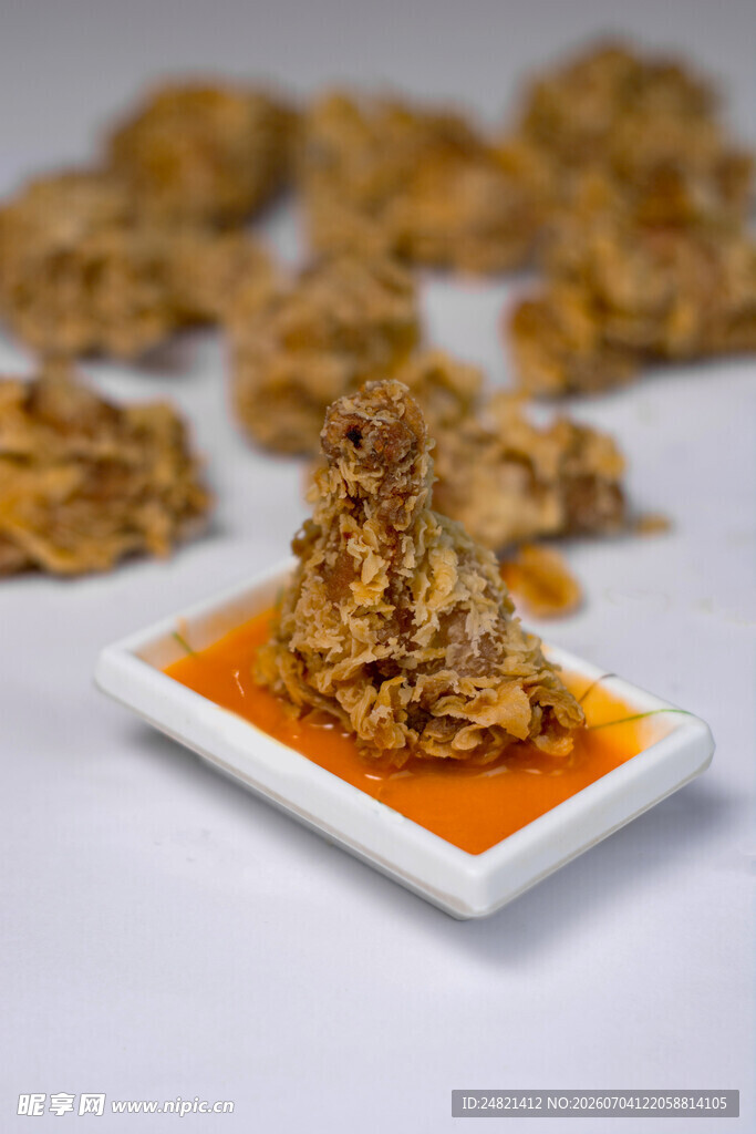 美味炸物配特色酱汁
