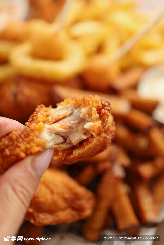 美味炸鸡块与金黄薯条