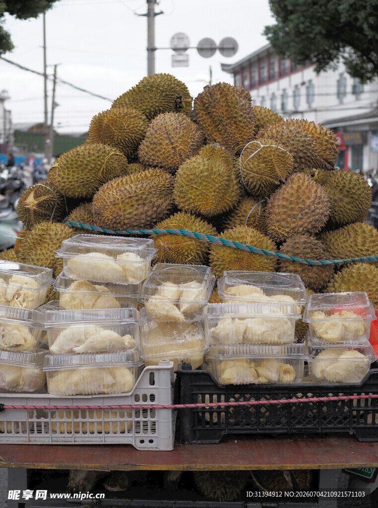 街头售卖的大量榴莲及果肉
