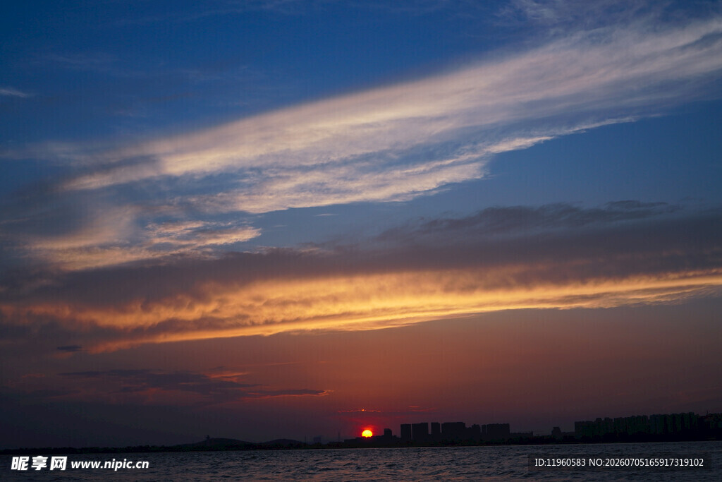 湖边日落美景