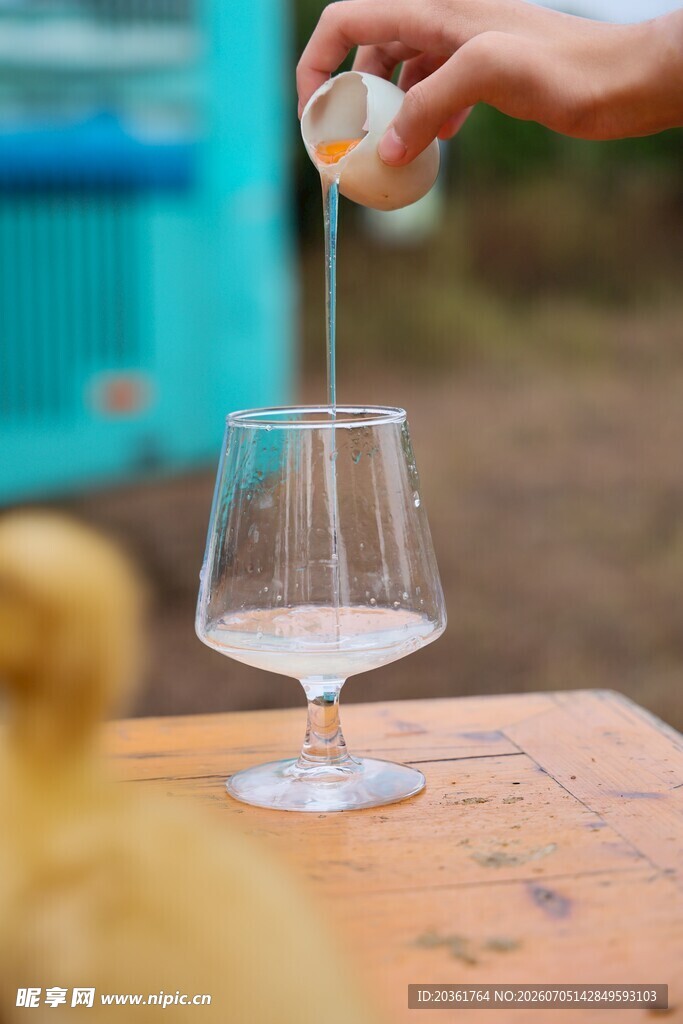 手往高脚杯倒鸡蛋液体瞬间