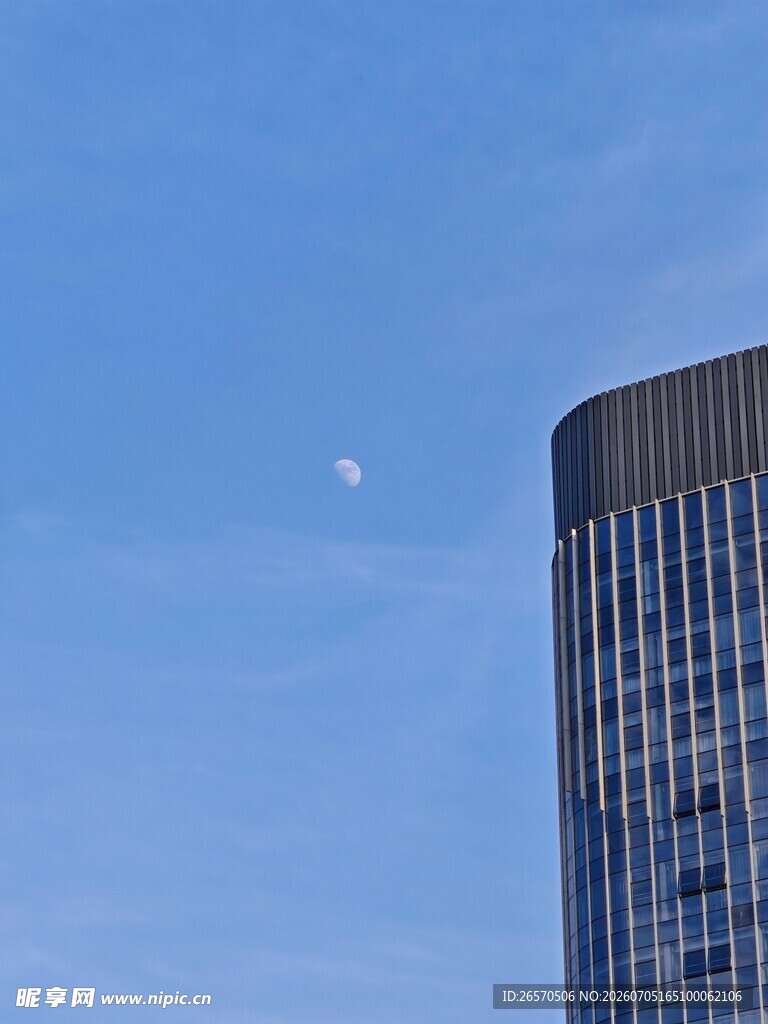 蓝天高楼旁的朦胧月亮