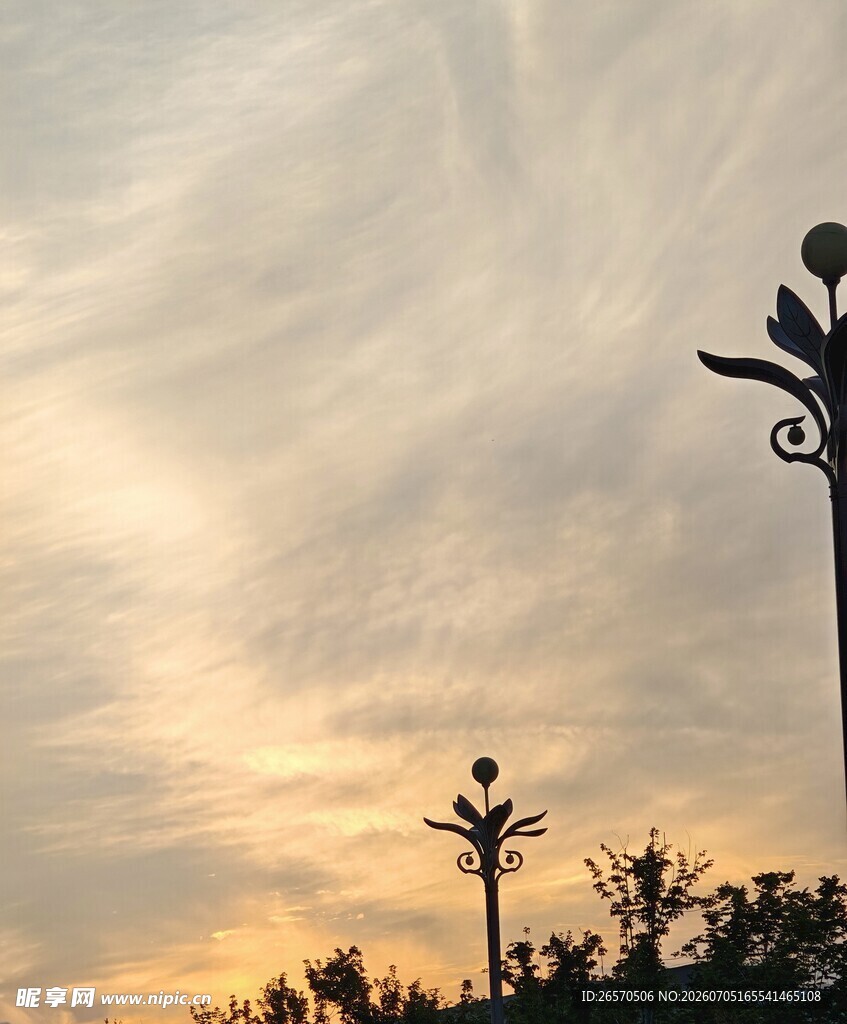 夕阳下的独特路灯景观