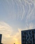 夕阳下城市上空的美丽云彩