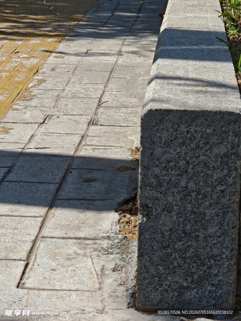 路边灰色石质护栏