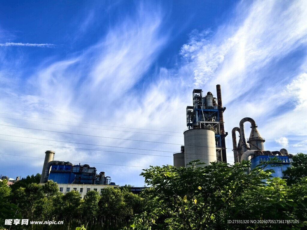 蓝天白云下的工业建筑景观