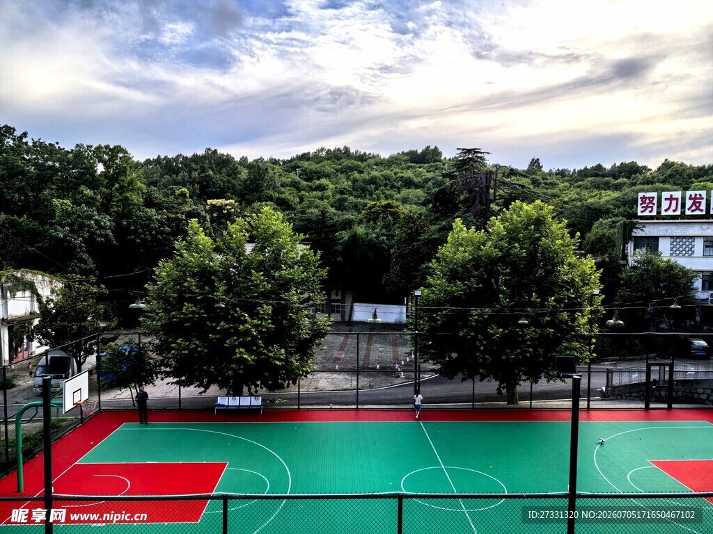 户外红绿相间的篮球场地