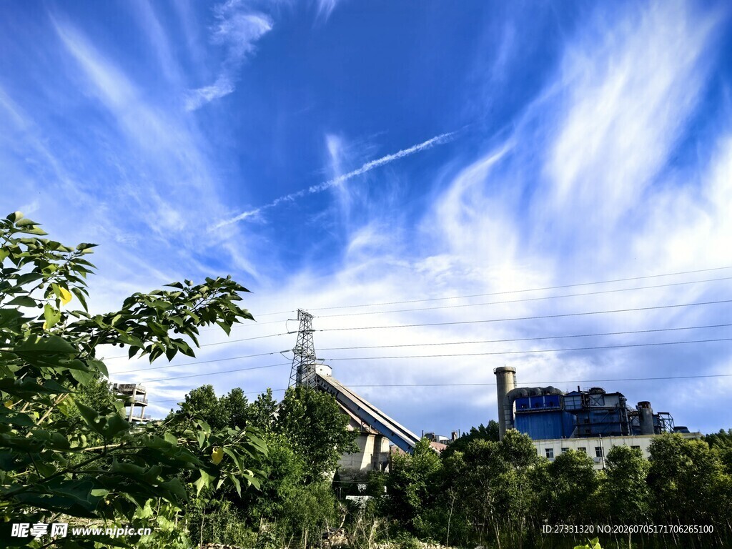蓝天绿树间的小屋美景