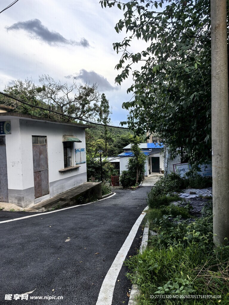乡村宁静小道与民居