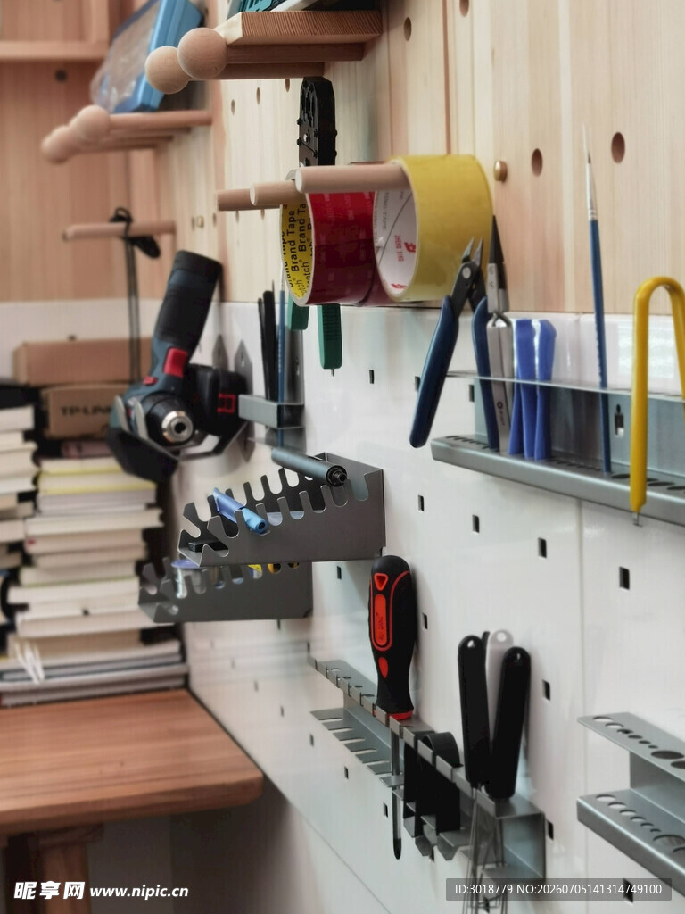 工具墙展示多样实用工具