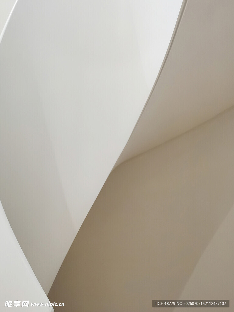 白色建筑结构独特视角
