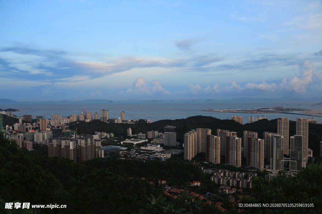 城市天际线与远处海景