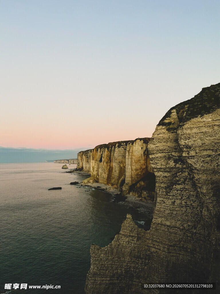 海边悬崖壮丽黄昏景色