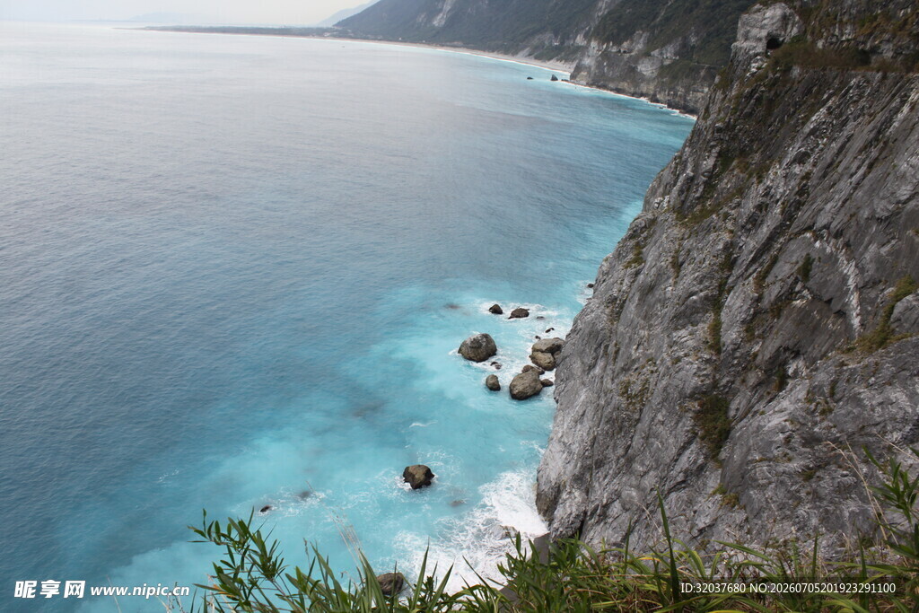悬崖边的蔚蓝海景