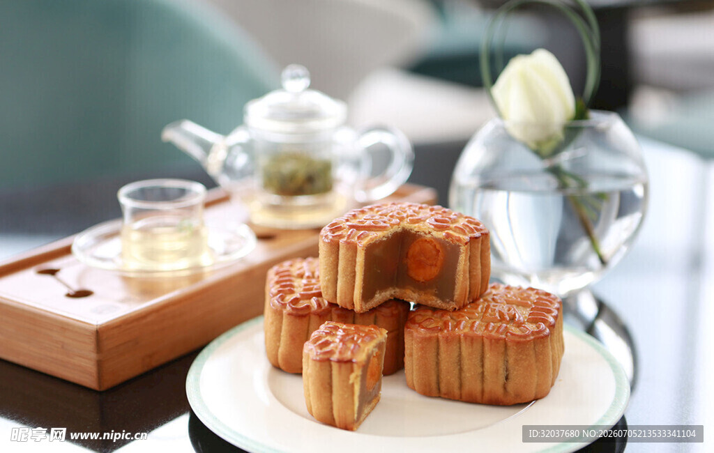 精致茶点与月饼组合