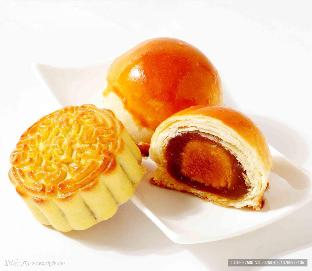 美味蛋黄酥与月饼组合