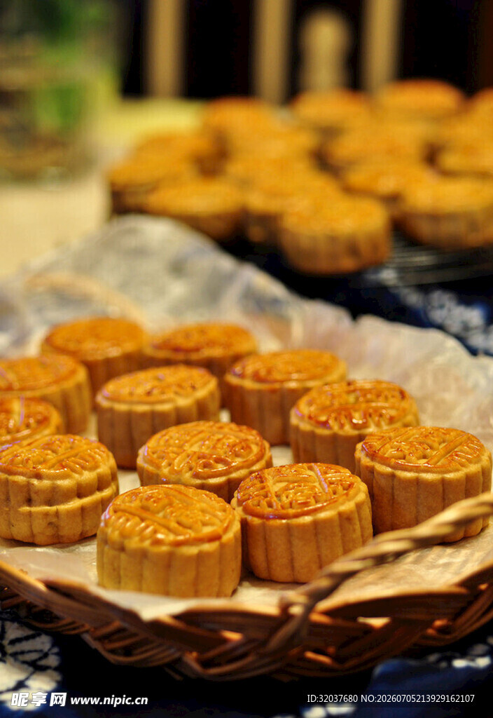 美味月饼摆放在篮中