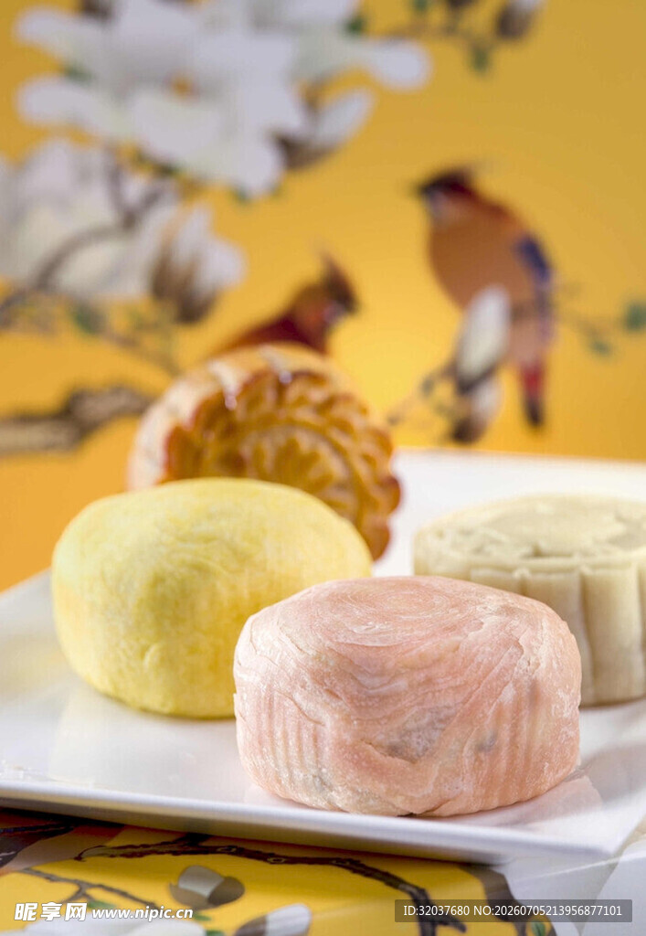多彩月饼摆于盘