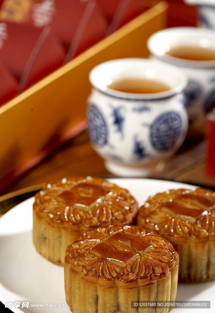 传统美味月饼与茶具