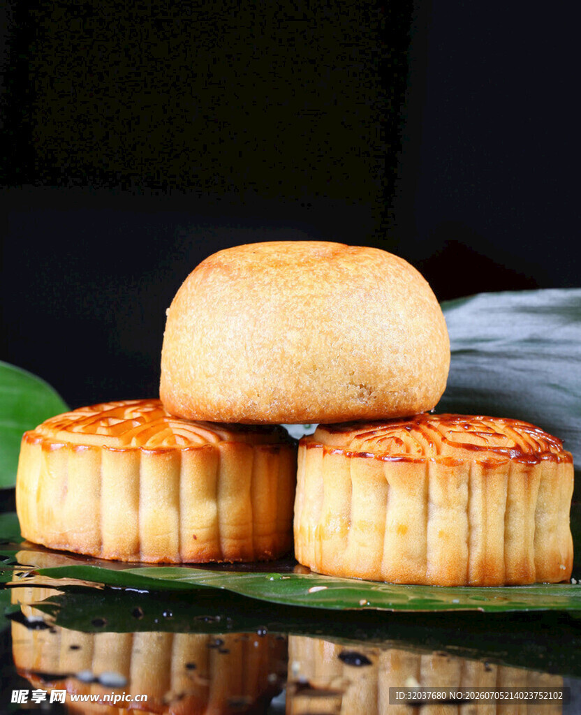 美味传统月饼摆放在绿叶上