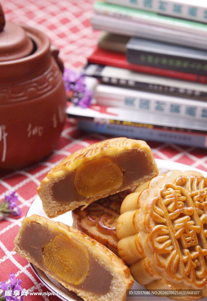 传统美味月饼与茶具书籍