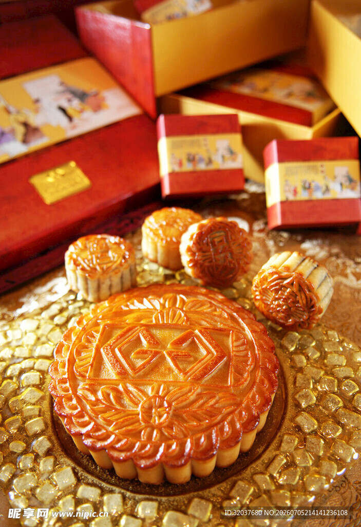 传统中秋月饼与精美礼盒