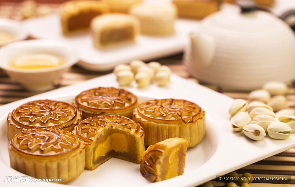 中秋美味月饼摆拍展示