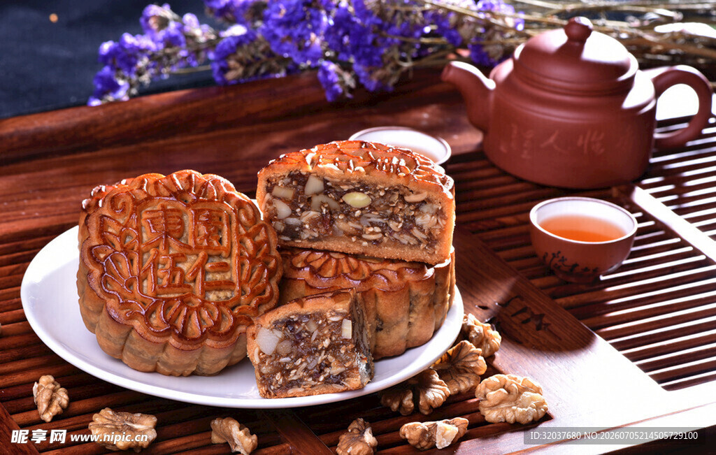 传统美味月饼与茶具组合