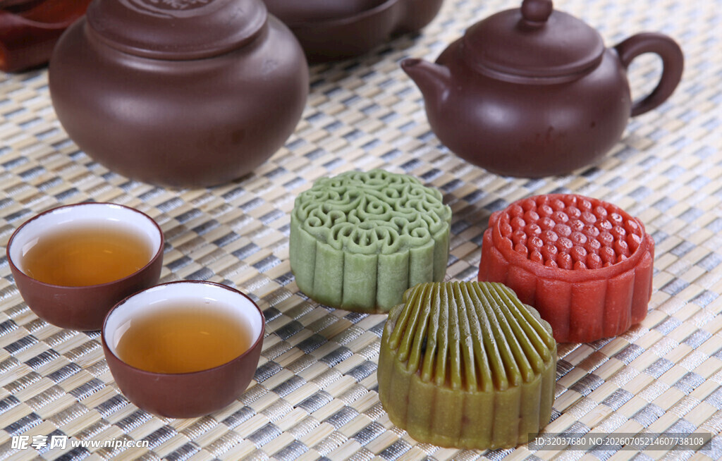 中式茶点与茶具组合