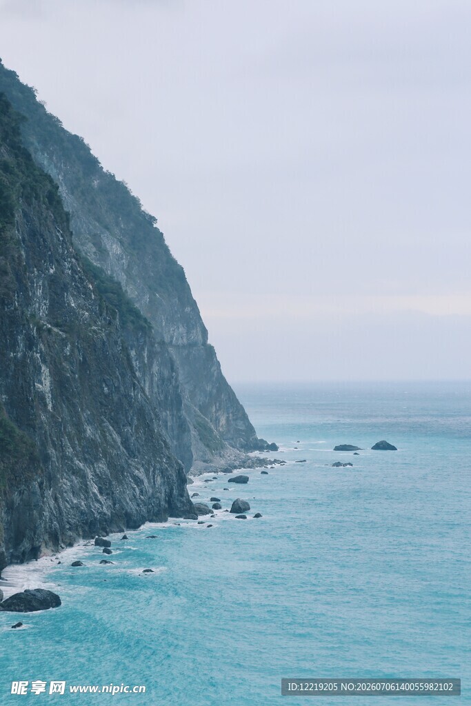 海岸边的壮丽山海景观