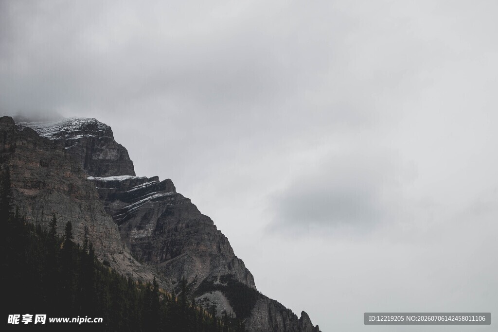 云雾缭绕的险峻高山