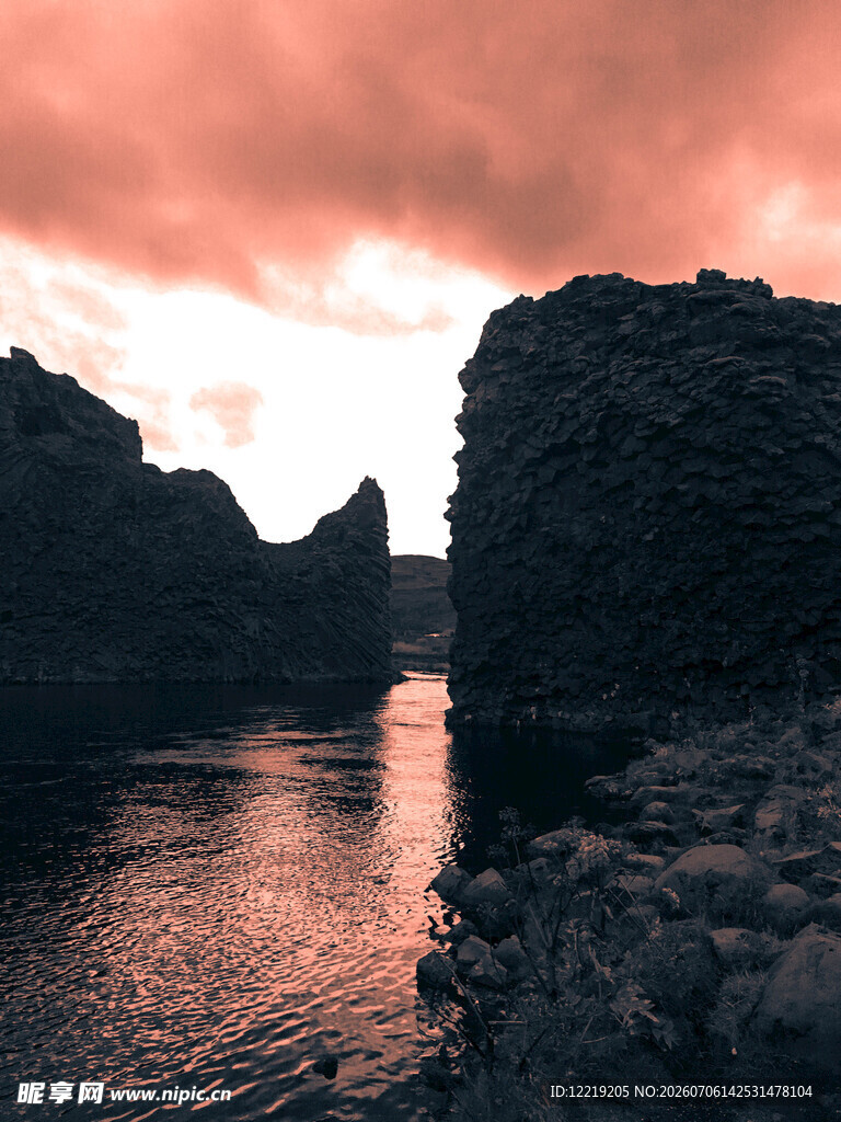 夕阳下的水边嶙峋岩石