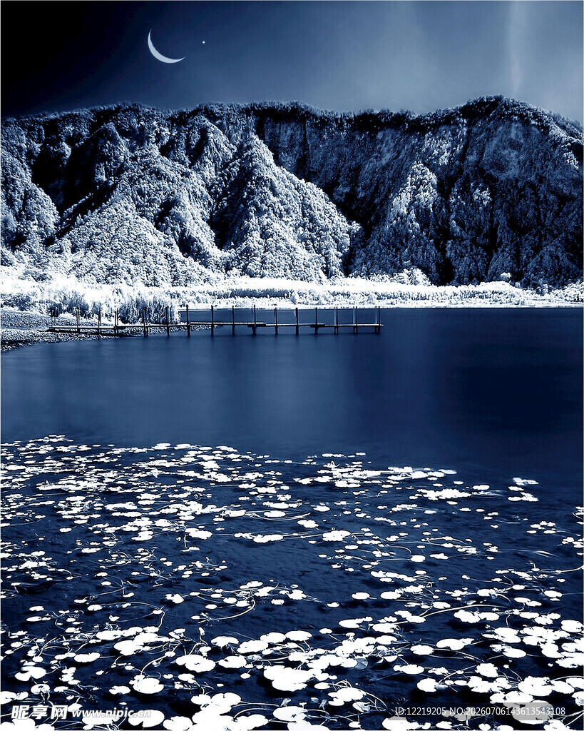 月夜下的冰封湖面与山峦