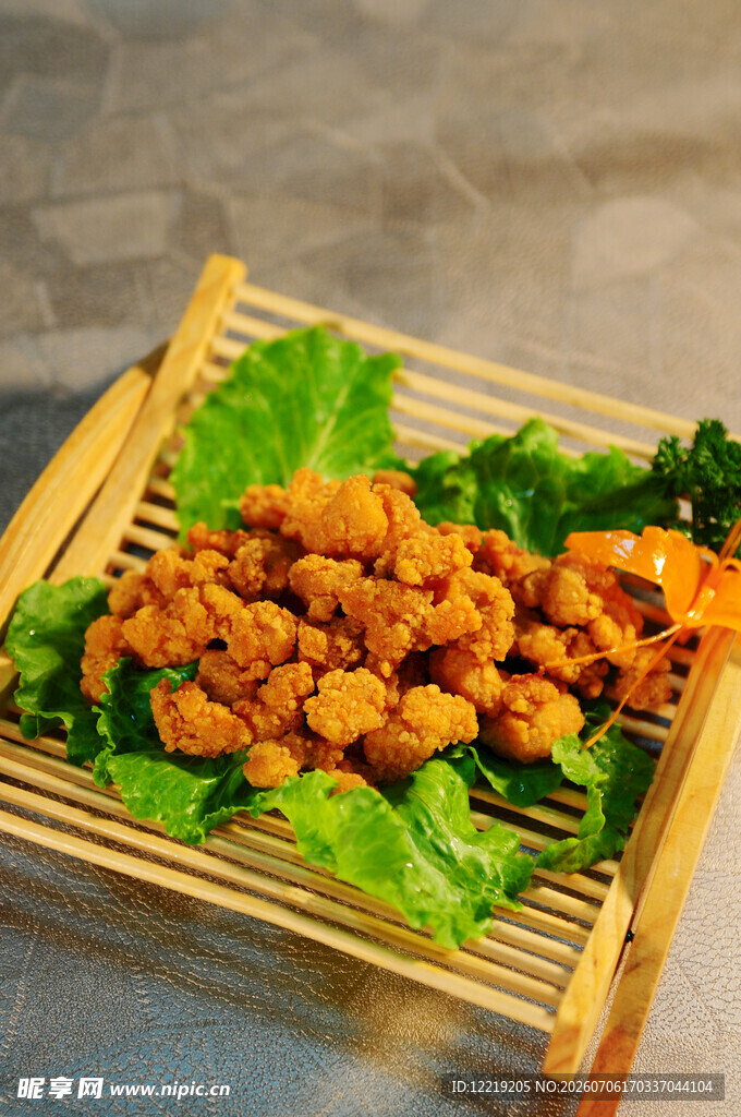 竹盘上的香脆炸鸡块