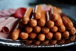 美味香肠堆叠摆盘美食图片
