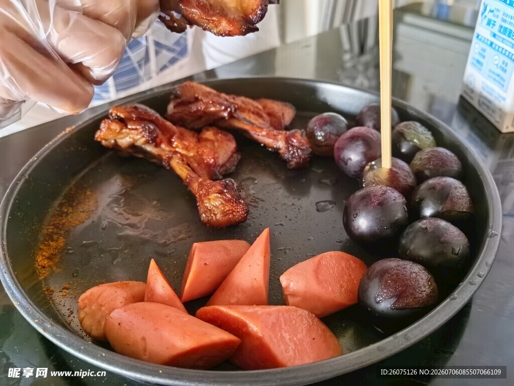 锅中多样食材待烹饪
