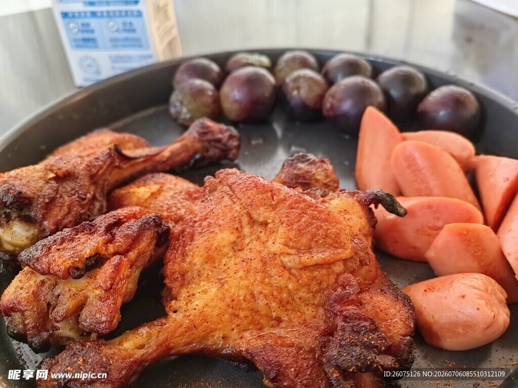 美味烤鸡搭配多样食材