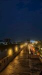 夜晚河畔灯火璀璨的步道
