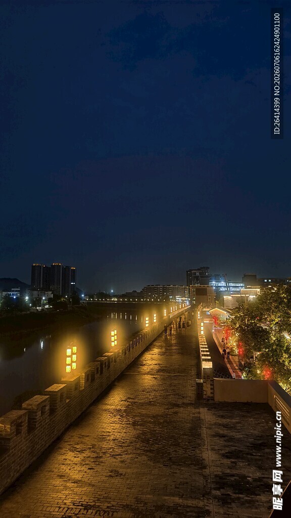 夜晚河畔灯火璀璨的步道