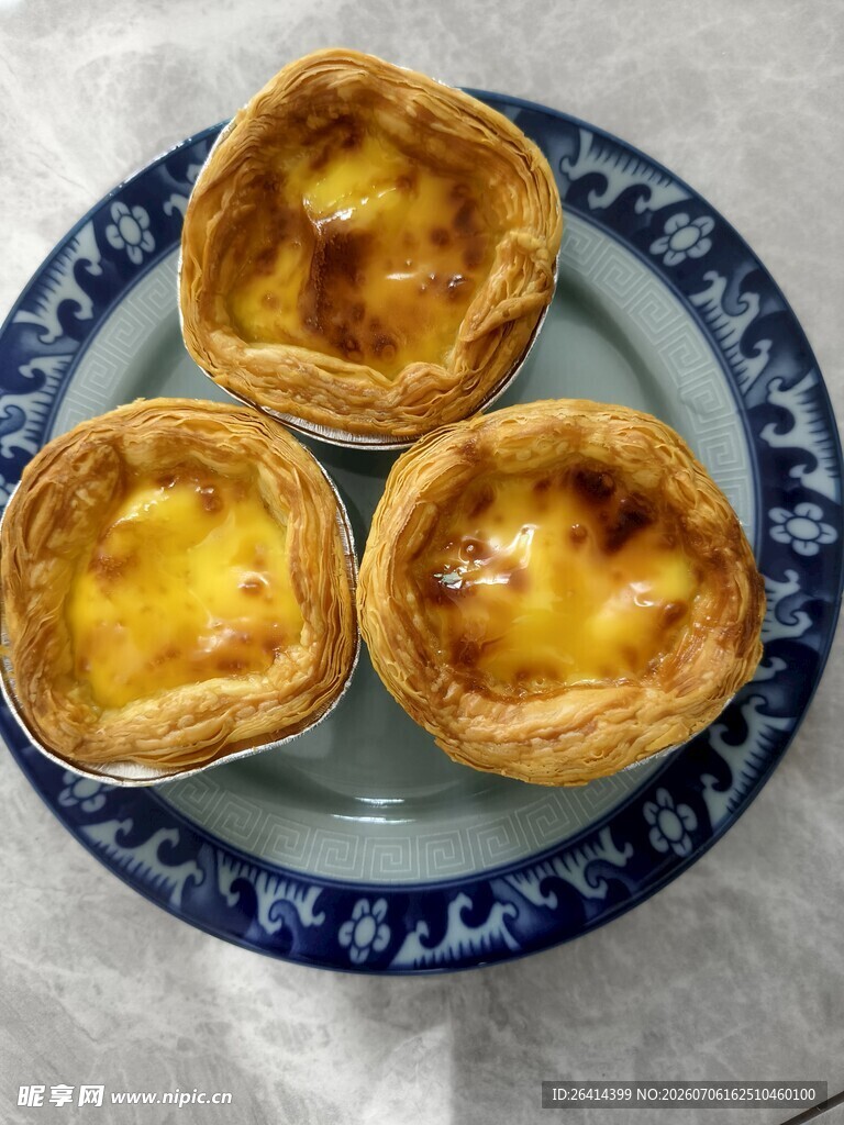 美味蛋挞摆于精致盘中
