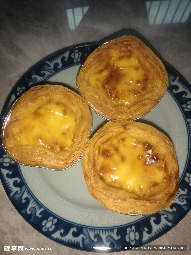 美味蛋挞摆于盘中