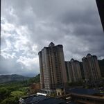乌云下的城市高楼景观