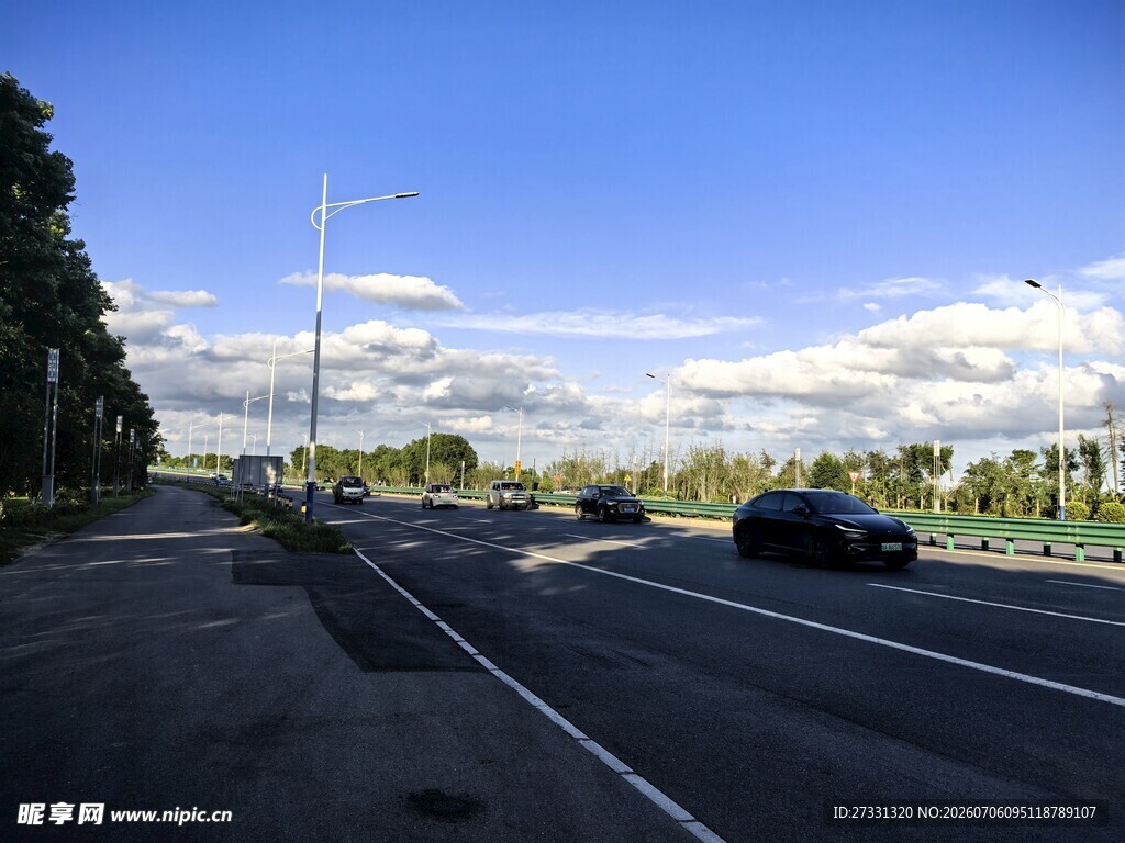 公路上行驶的车辆与蓝天