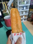 手持美味油条特写