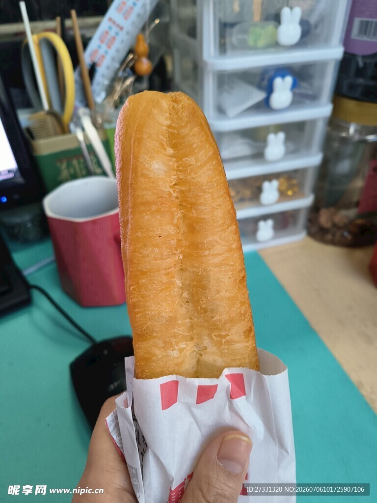 手持美味油条特写