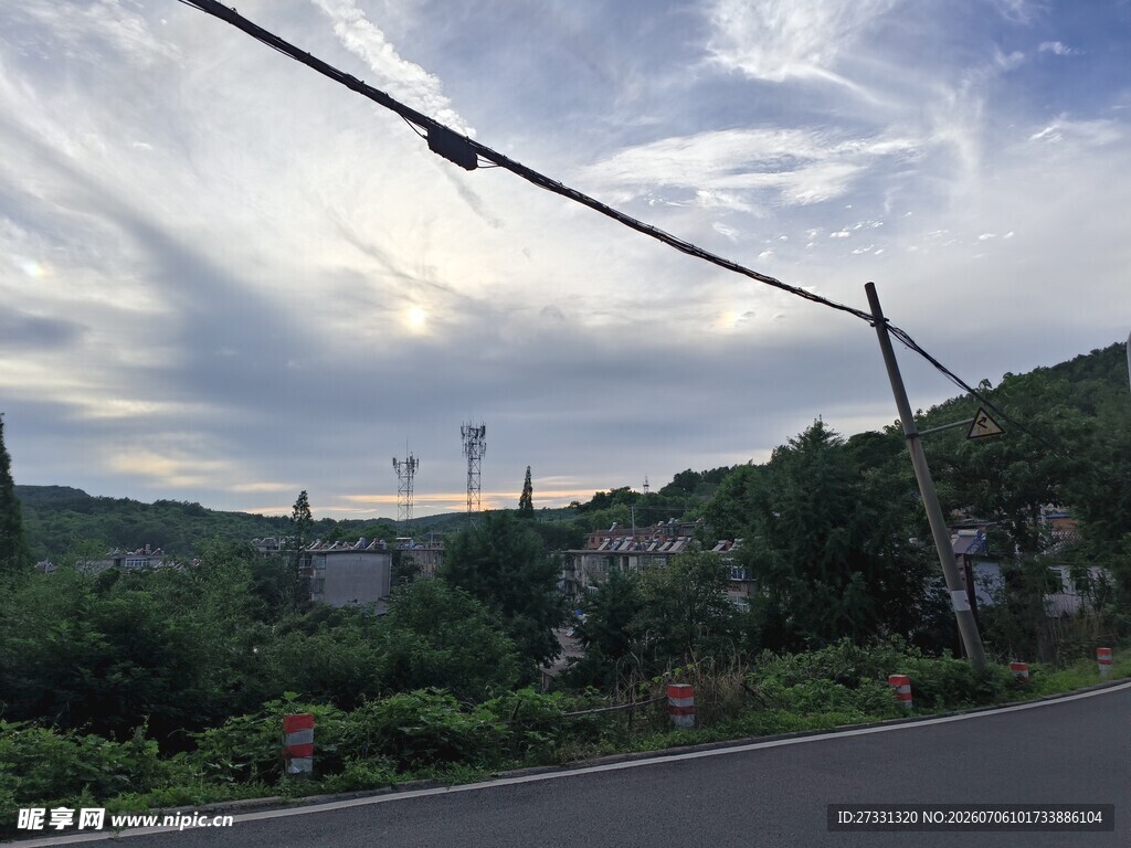 乡村公路边的美丽天空景色